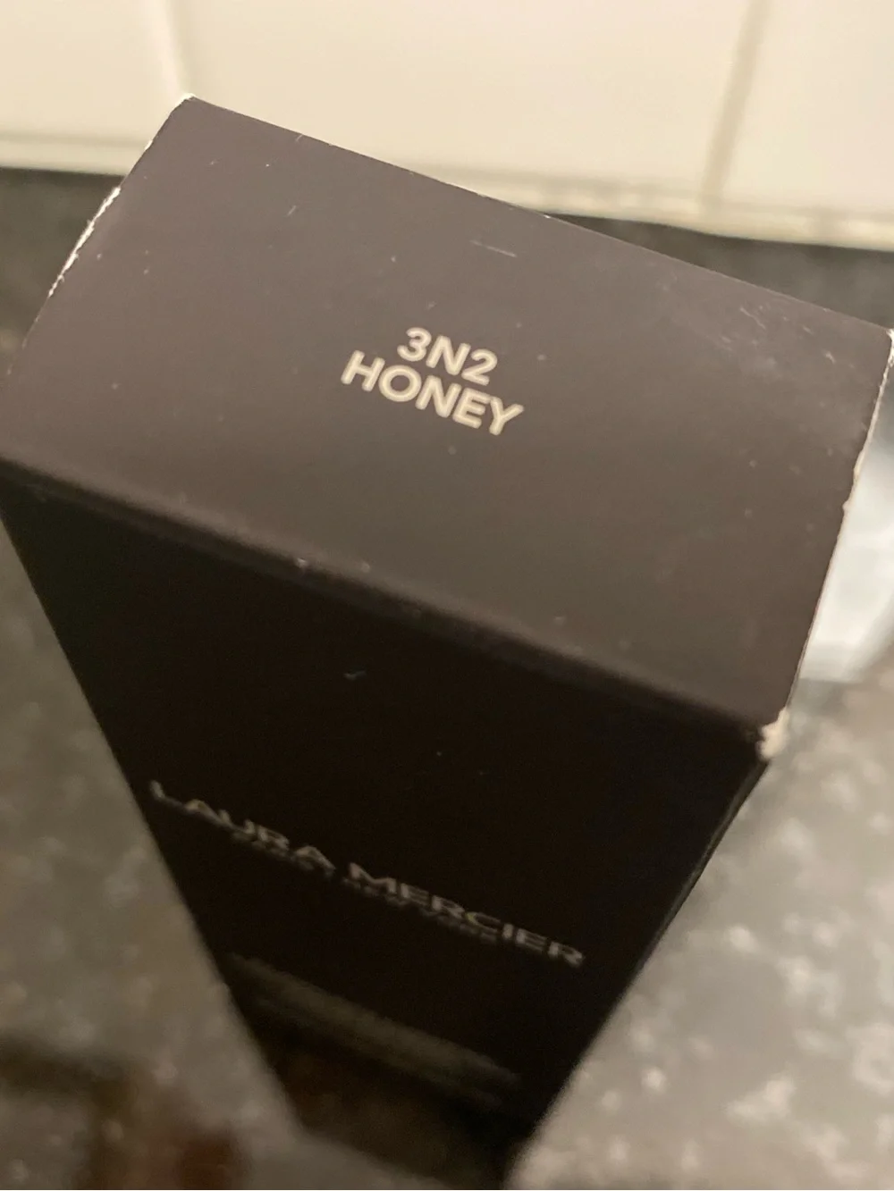 Laura Mercier - Flawless Lumière Radiance-Perfecting Foundation (3N2-Honey) - Picture 8 of 16